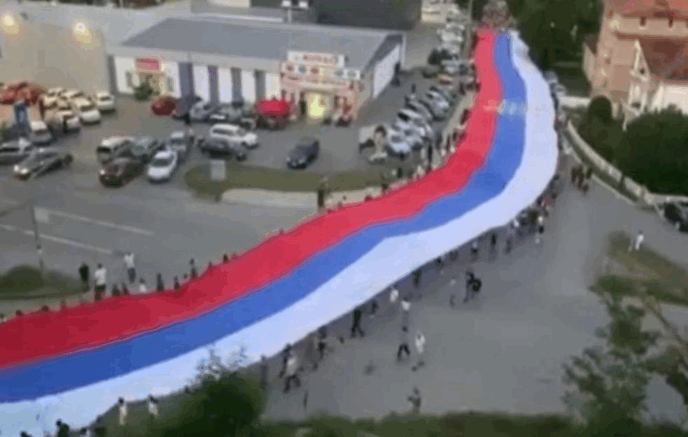 VELIČANSTVENO! ŠIROM CRNE GORE LITIJE: Iza TROBOJKE od 300 metara reka ljudi u Beranama! (VIDEO)